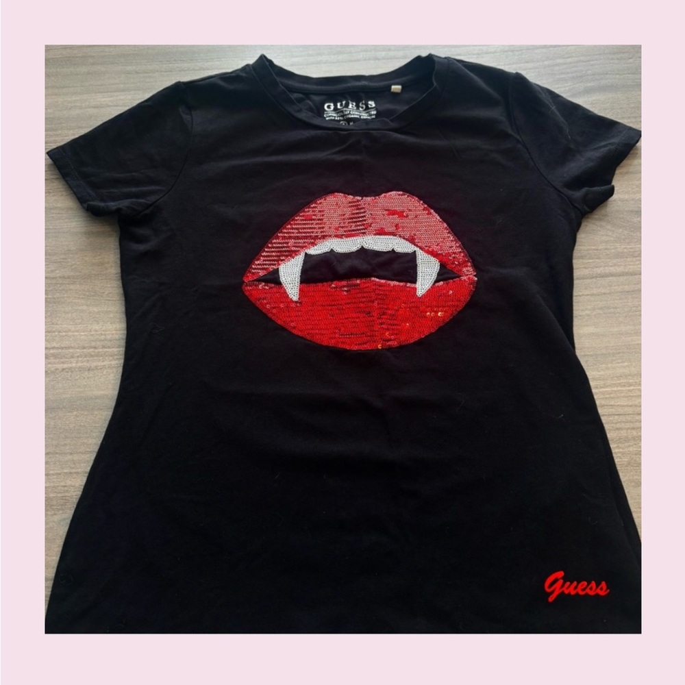 EUC / Guess Black Fitted Sequin T-Shirt with Red Lips / size SMALL 👄💄